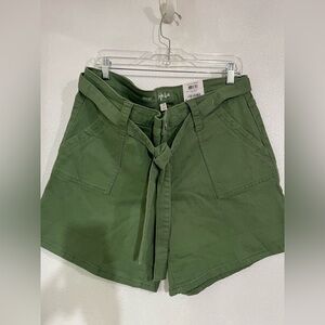 Style & Co Utility shorts 14W plus Women green  NWT Mead  Rise, Slimming Pockets